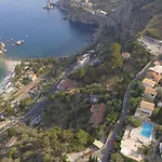 特拉罗萨陶尔米纳公寓 4*