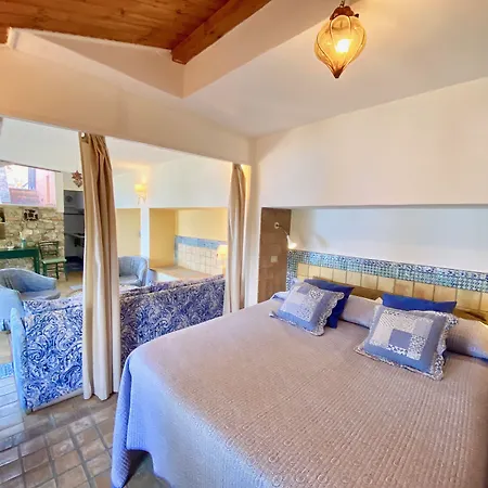 特拉罗萨陶尔米纳公寓 4*