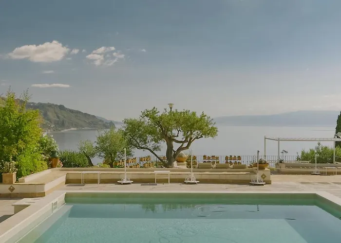 特拉罗萨陶尔米纳公寓 公寓式酒店 4*