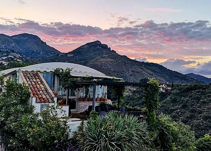 特拉罗萨陶尔米纳公寓 4*