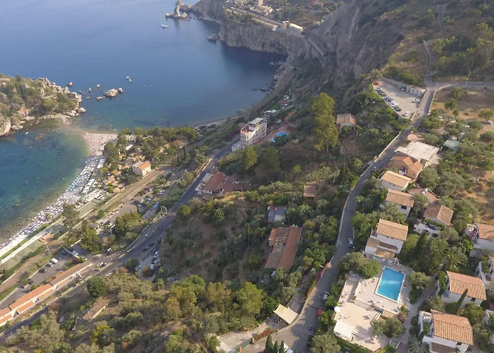 特拉罗萨陶尔米纳公寓 4*