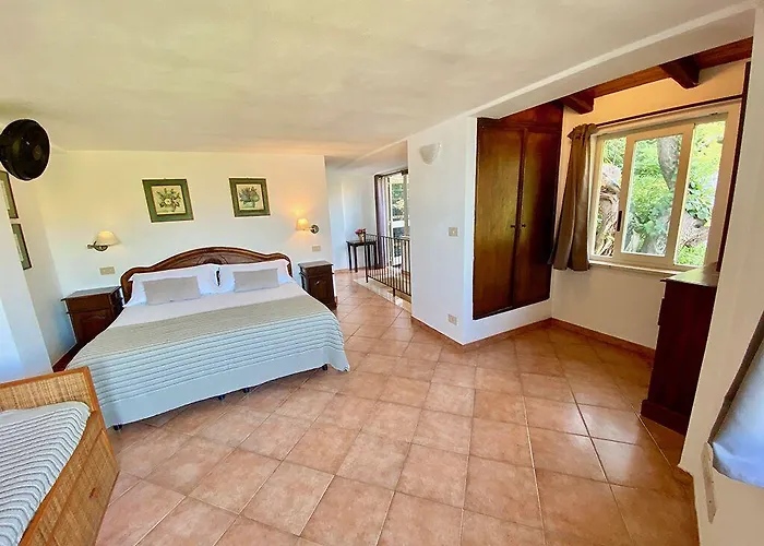 特拉罗萨陶尔米纳公寓 4*