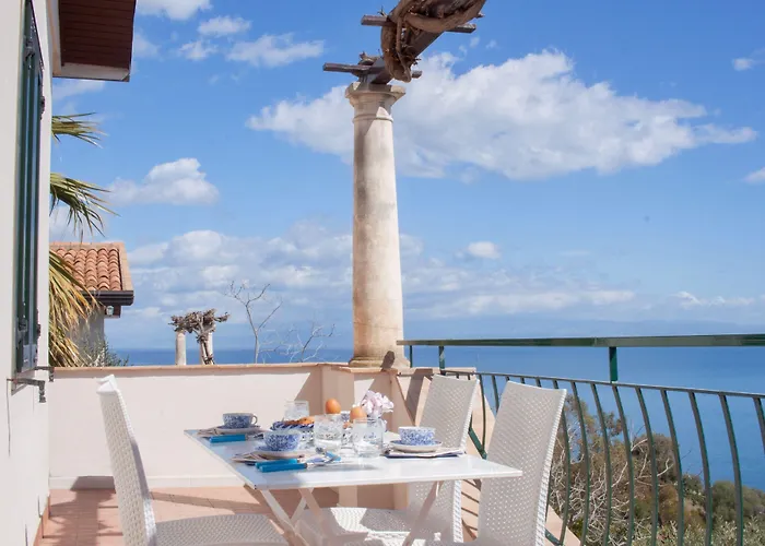 特拉罗萨陶尔米纳公寓 4*