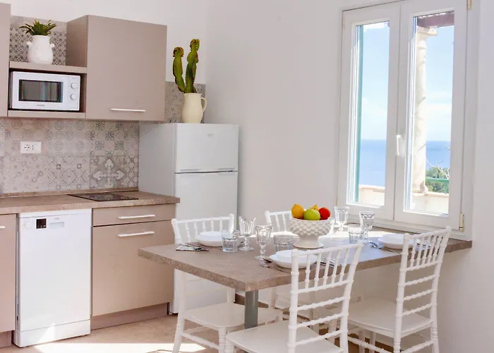 特拉罗萨陶尔米纳公寓 4*