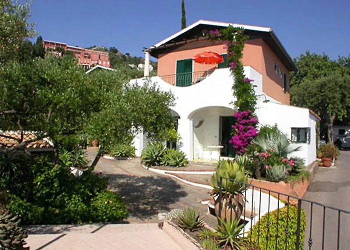 特拉罗萨陶尔米纳公寓 公寓式酒店 4*