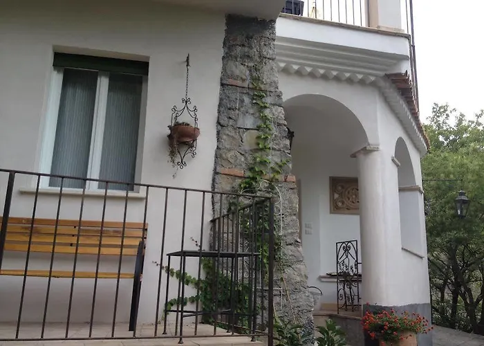 特拉罗萨陶尔米纳公寓 4*