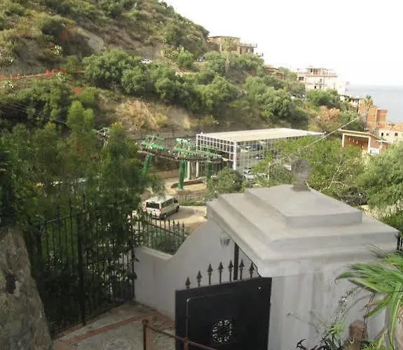 特拉罗萨陶尔米纳公寓 4* 陶尔米纳